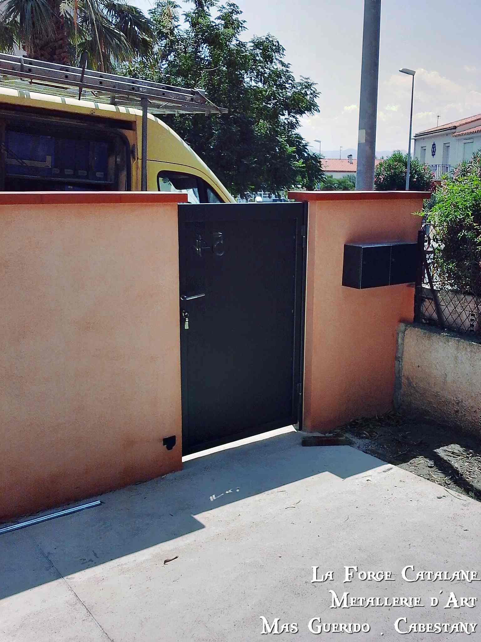 portail portillon decoupe laser s entrecroisant finition thermolaquage forge catalane 3.jpg